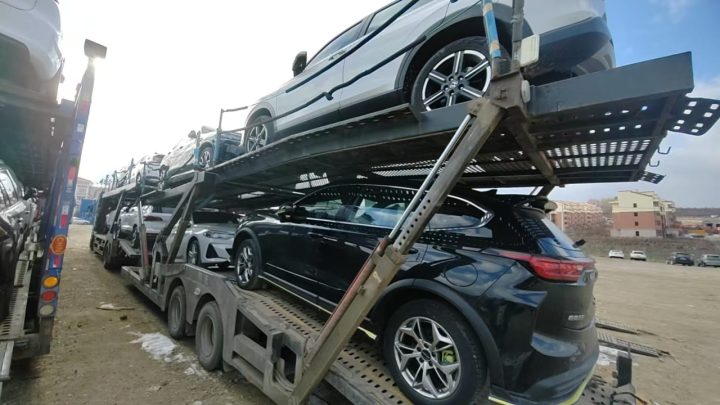 Чёрный Haval на нижнем ярусе автовоза, боковой ракурс