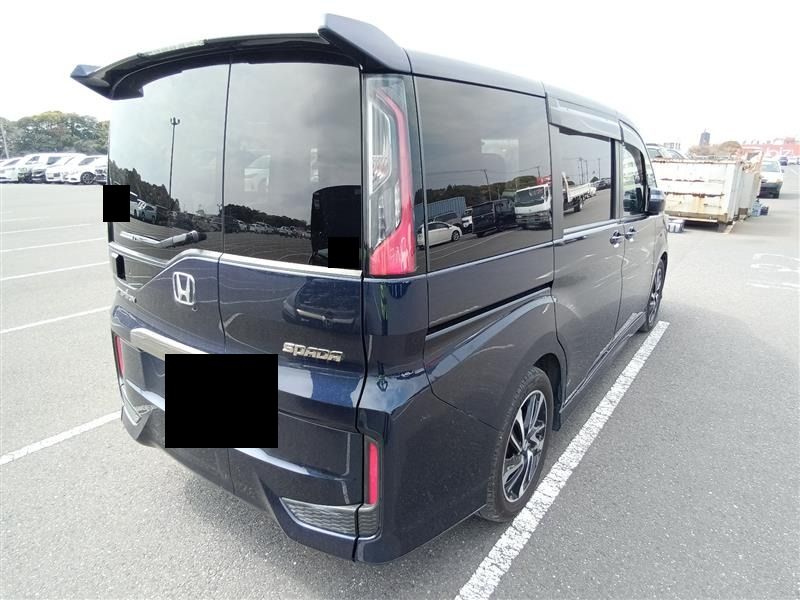 Honda Step Wagon: вид сзади в три четверти