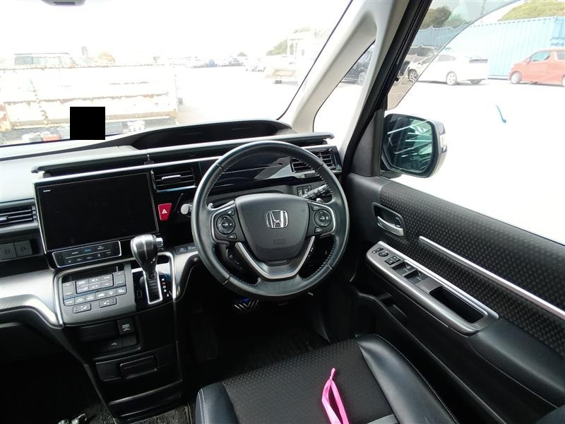 Honda Step Wagon: передняя панель со стороны пассажира