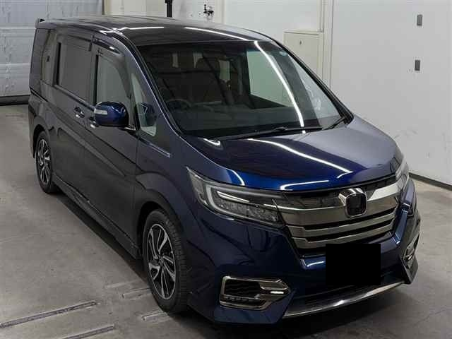 Honda Step Wagon: вид спереди в три четверти
