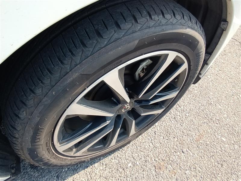 Крупный план колеса белого Toyota Harrier