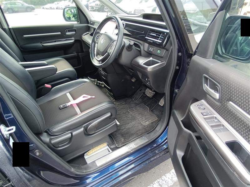 Honda Step Wagon: водительская дверь и переднее сиденье